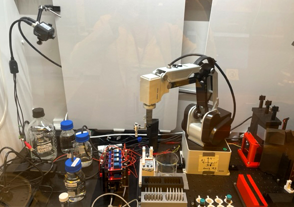 A mechanical arm that allows chemistry students to conduct lab experiments